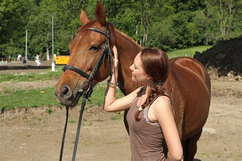 donna si scopa un cavallo|HD: Giovane donna con cavallo .